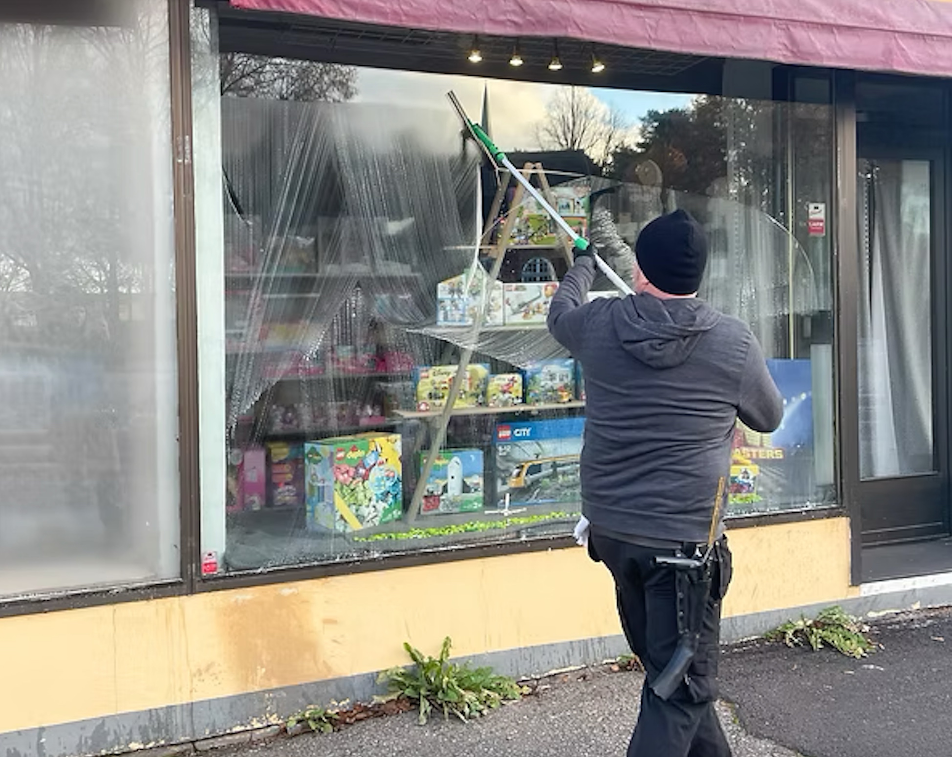 Professionell fönsterputsning med ultrarent vatten